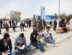 Sokakta kitap okudular 